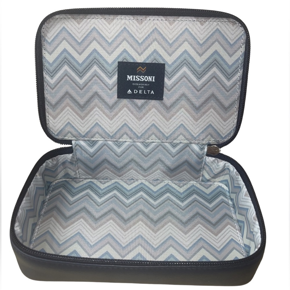 NWOT Missoni x Delta One Exclusive Navy Chevron Amenity Pouch